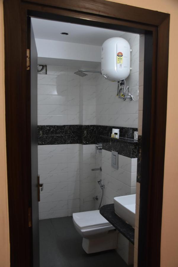 Hotel De Luxe Basai Road Gurgaon Bagian luar foto