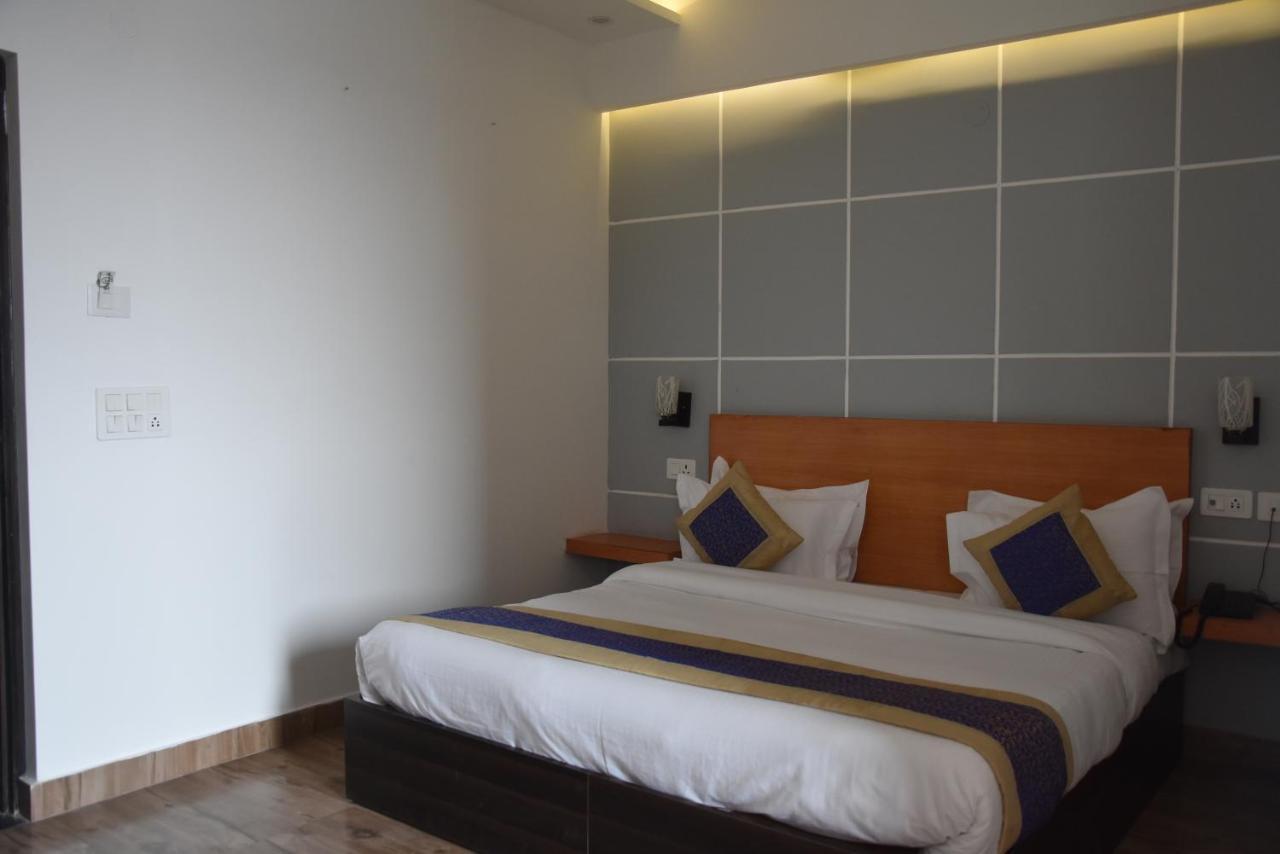 Hotel De Luxe Basai Road Gurgaon Bagian luar foto