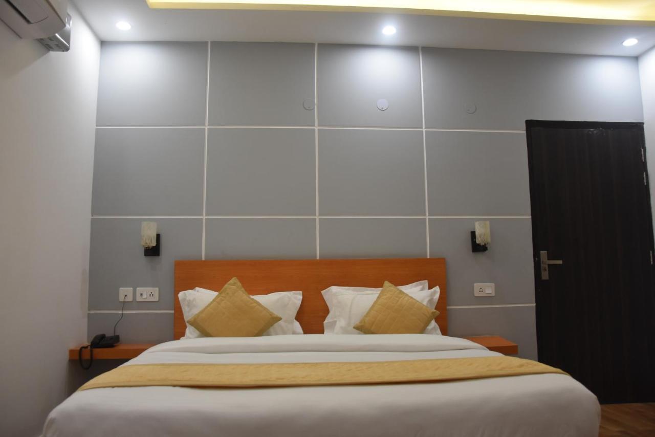 Hotel De Luxe Basai Road Gurgaon Bagian luar foto