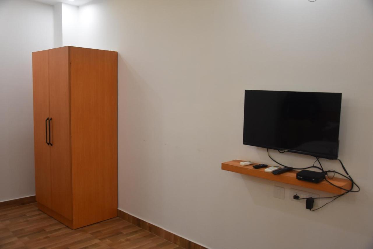 Hotel De Luxe Basai Road Gurgaon Bagian luar foto