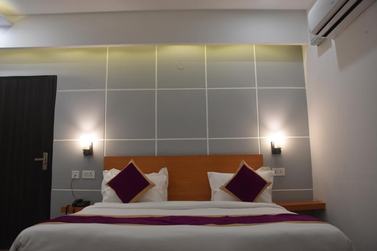 Hotel De Luxe Basai Road Gurgaon Bagian luar foto
