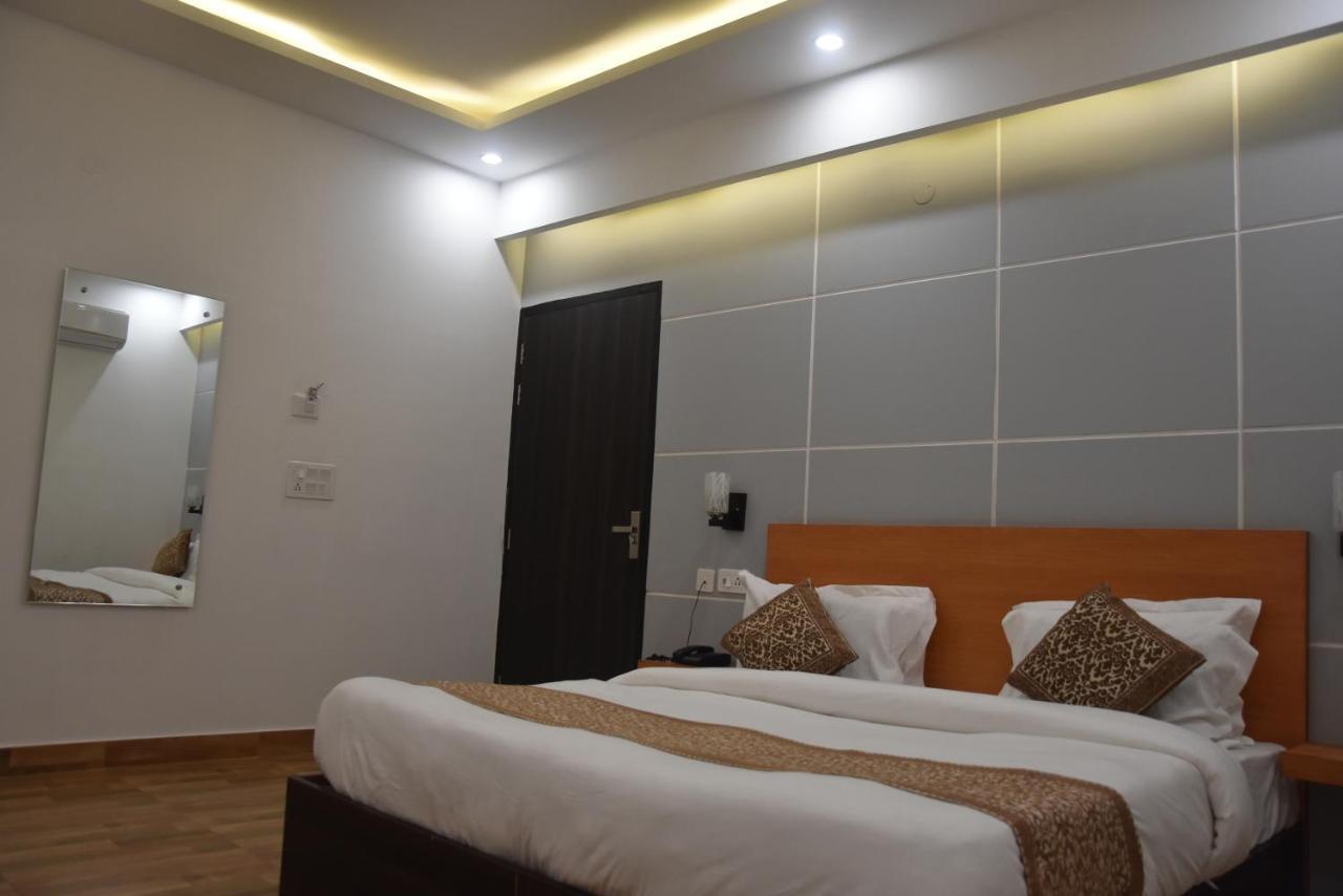 Hotel De Luxe Basai Road Gurgaon Bagian luar foto