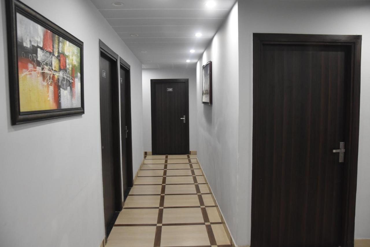 Hotel De Luxe Basai Road Gurgaon Bagian luar foto