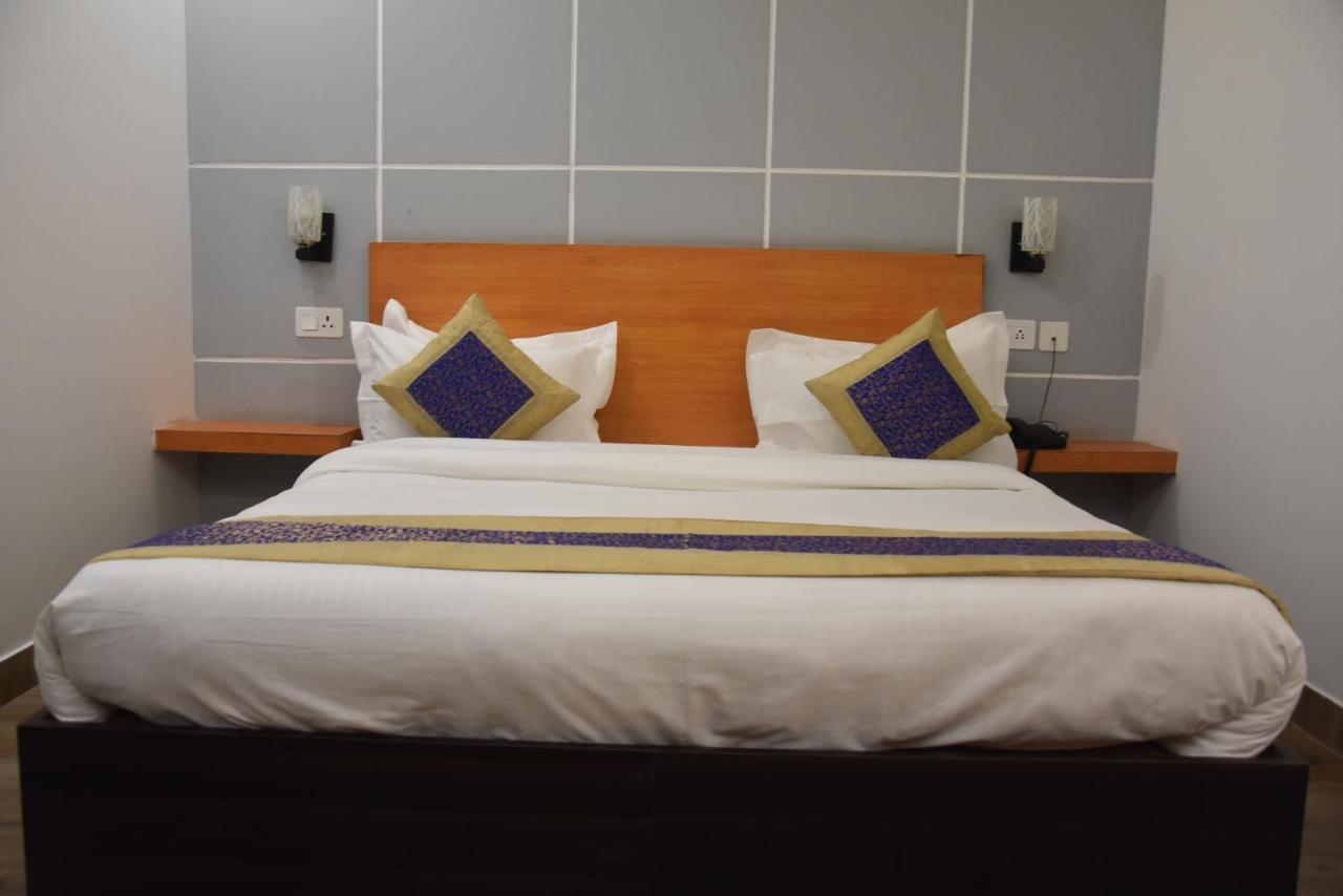 Hotel De Luxe Basai Road Gurgaon Bagian luar foto