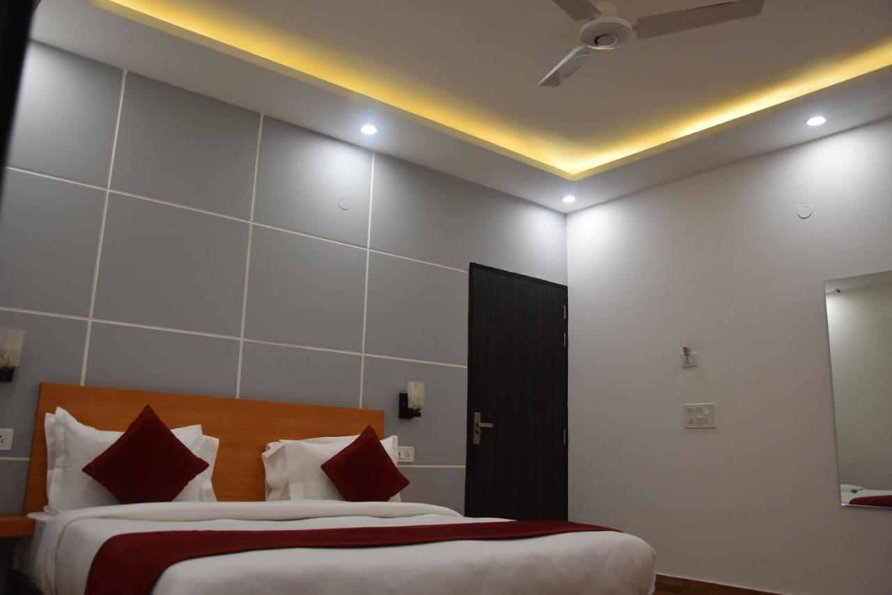 Hotel De Luxe Basai Road Gurgaon Bagian luar foto