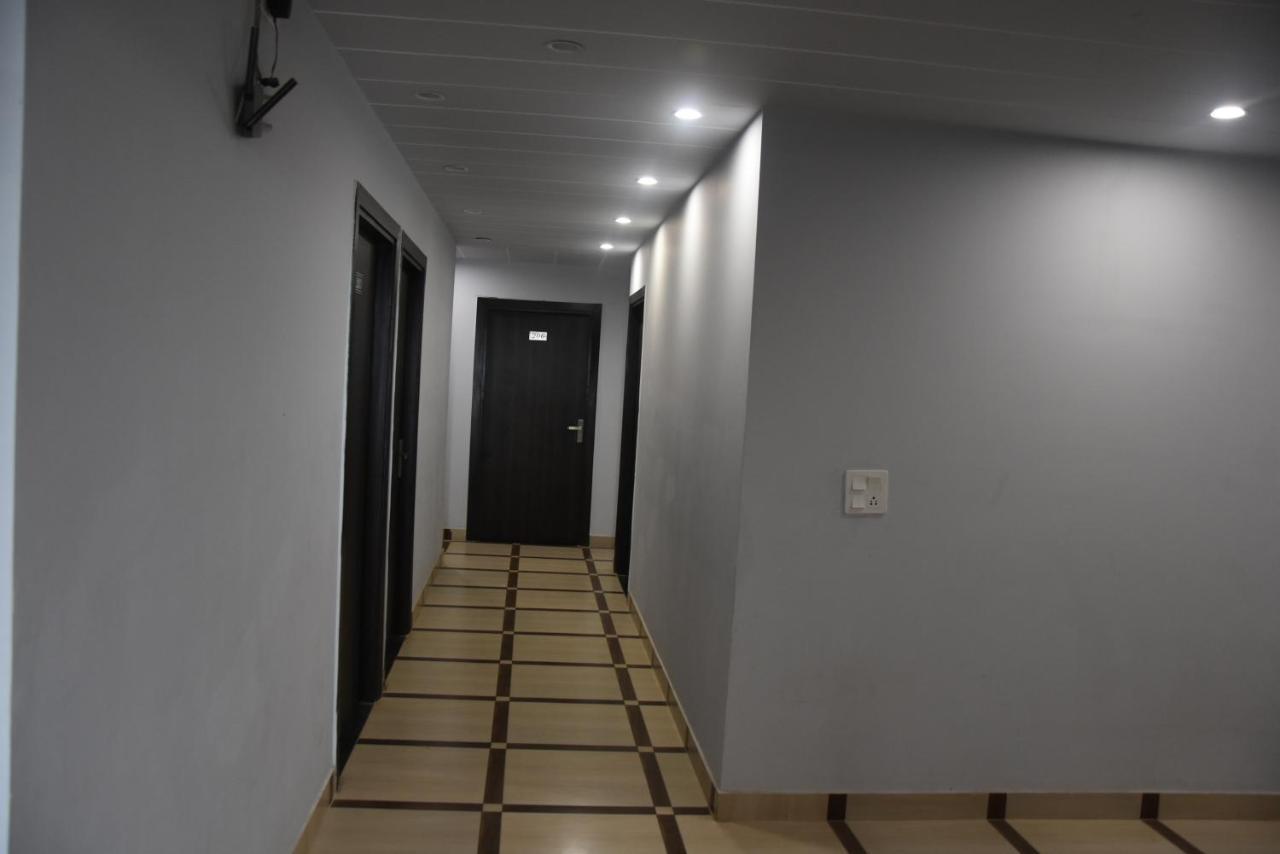 Hotel De Luxe Basai Road Gurgaon Bagian luar foto