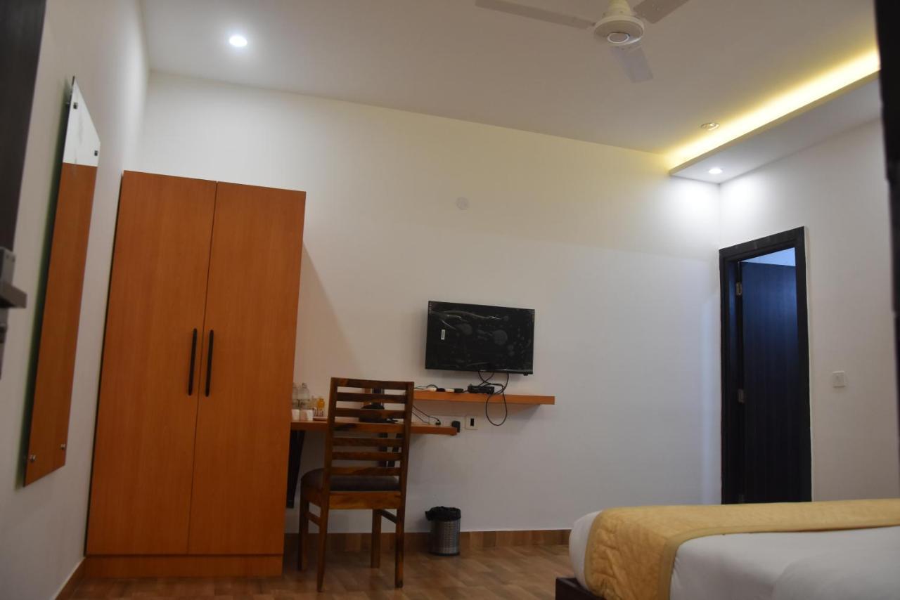 Hotel De Luxe Basai Road Gurgaon Bagian luar foto