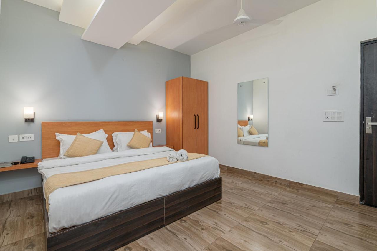 Hotel De Luxe Basai Road Gurgaon Bagian luar foto