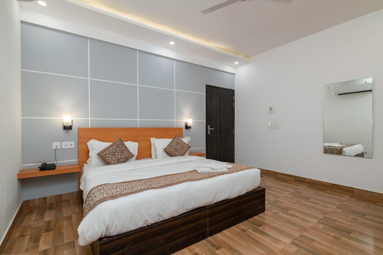 Hotel De Luxe Basai Road Gurgaon Bagian luar foto