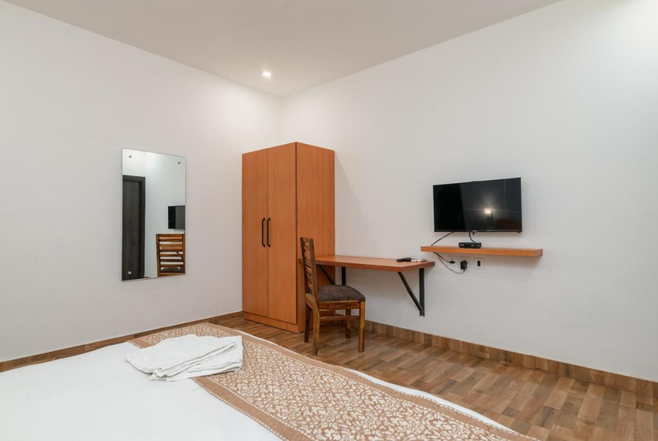 Hotel De Luxe Basai Road Gurgaon Bagian luar foto
