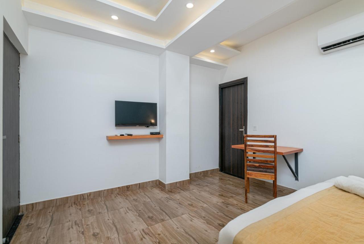 Hotel De Luxe Basai Road Gurgaon Bagian luar foto