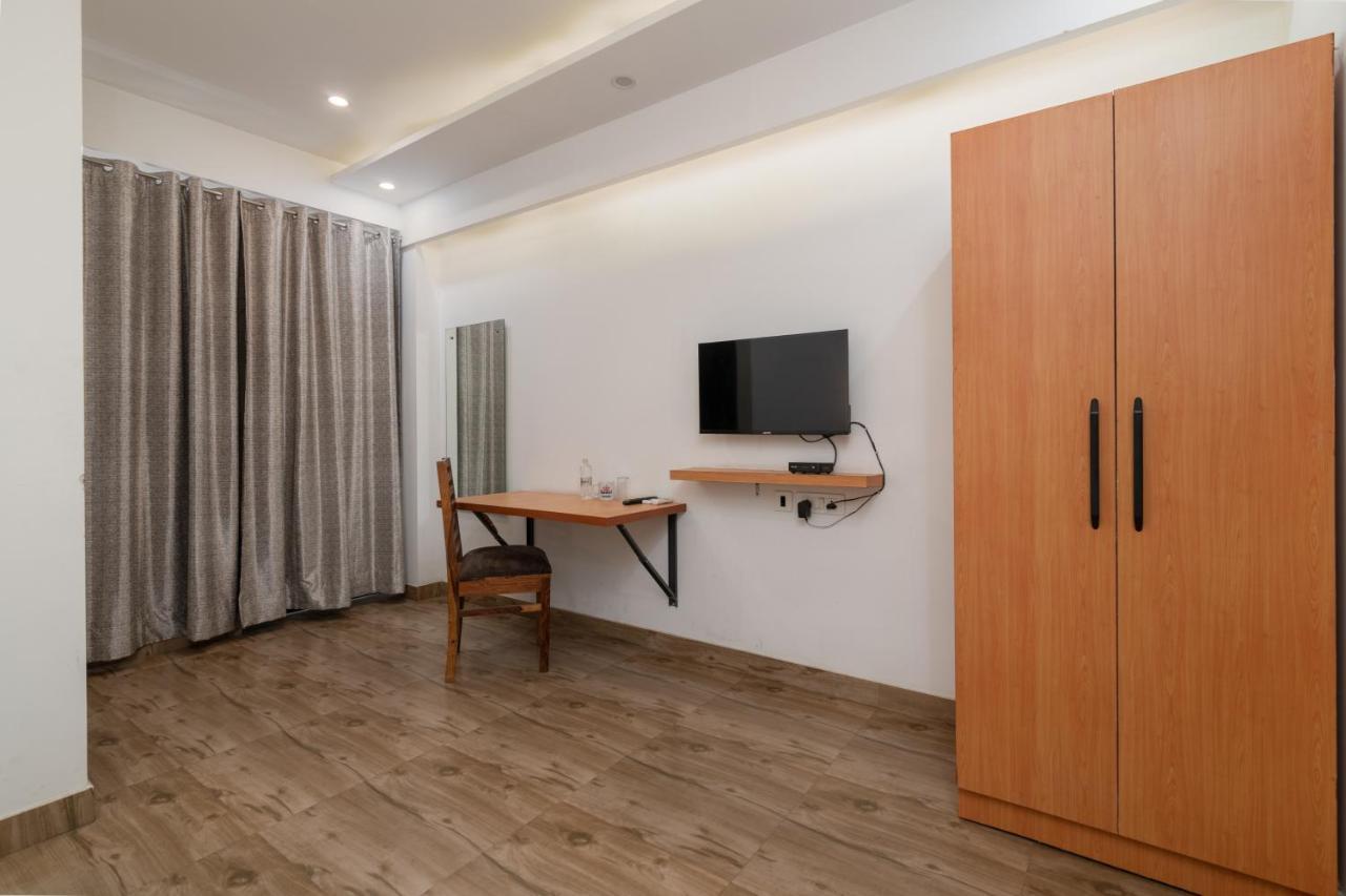 Hotel De Luxe Basai Road Gurgaon Bagian luar foto